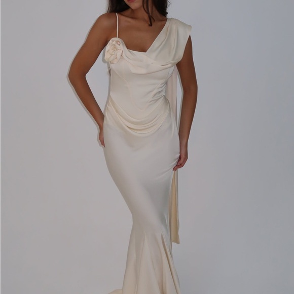 LEAU bridal gown - Picture 2 of 5